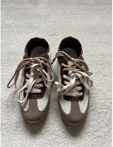 Baskets marrons et blanches double lacets
