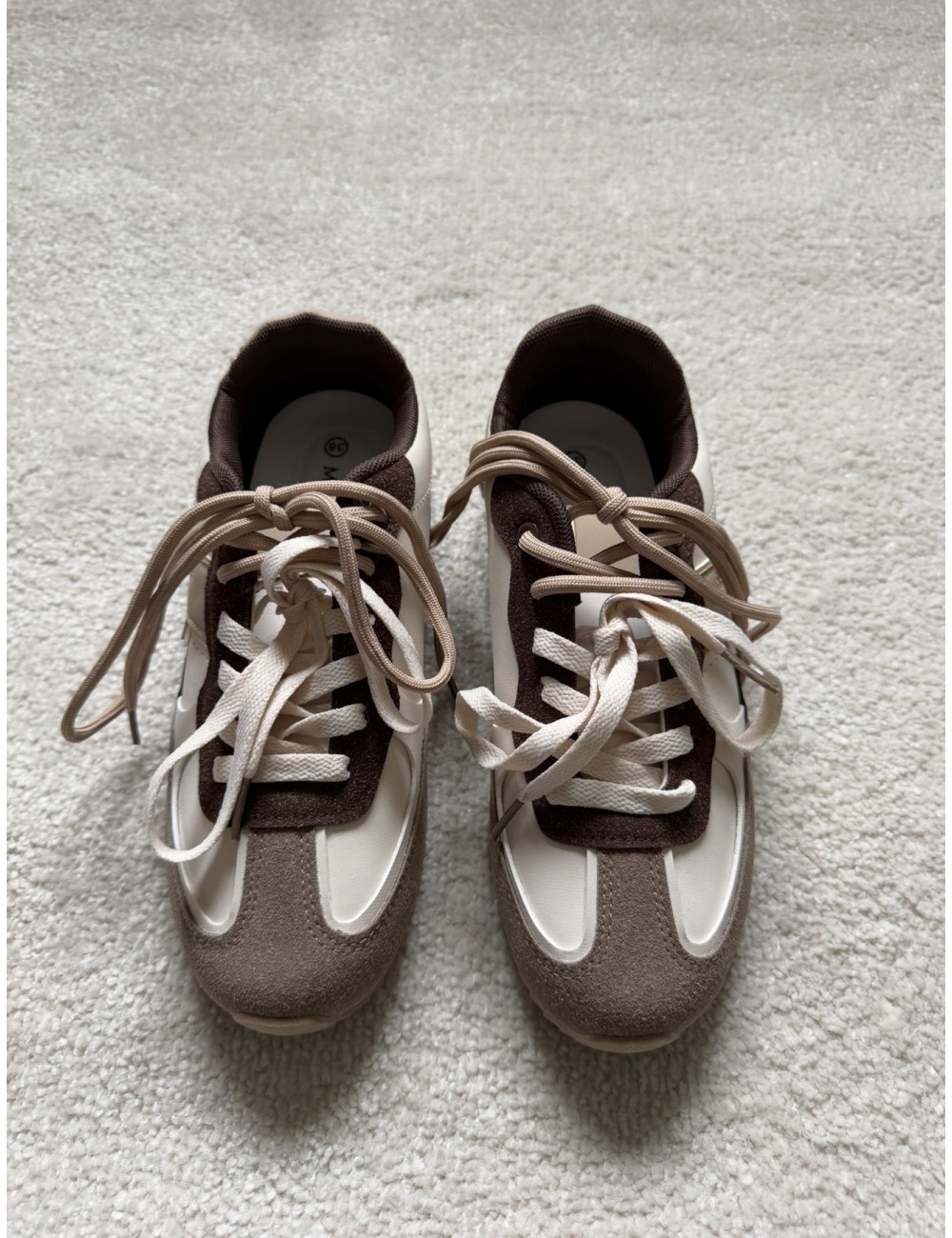 Baskets marrons et blanches double lacets