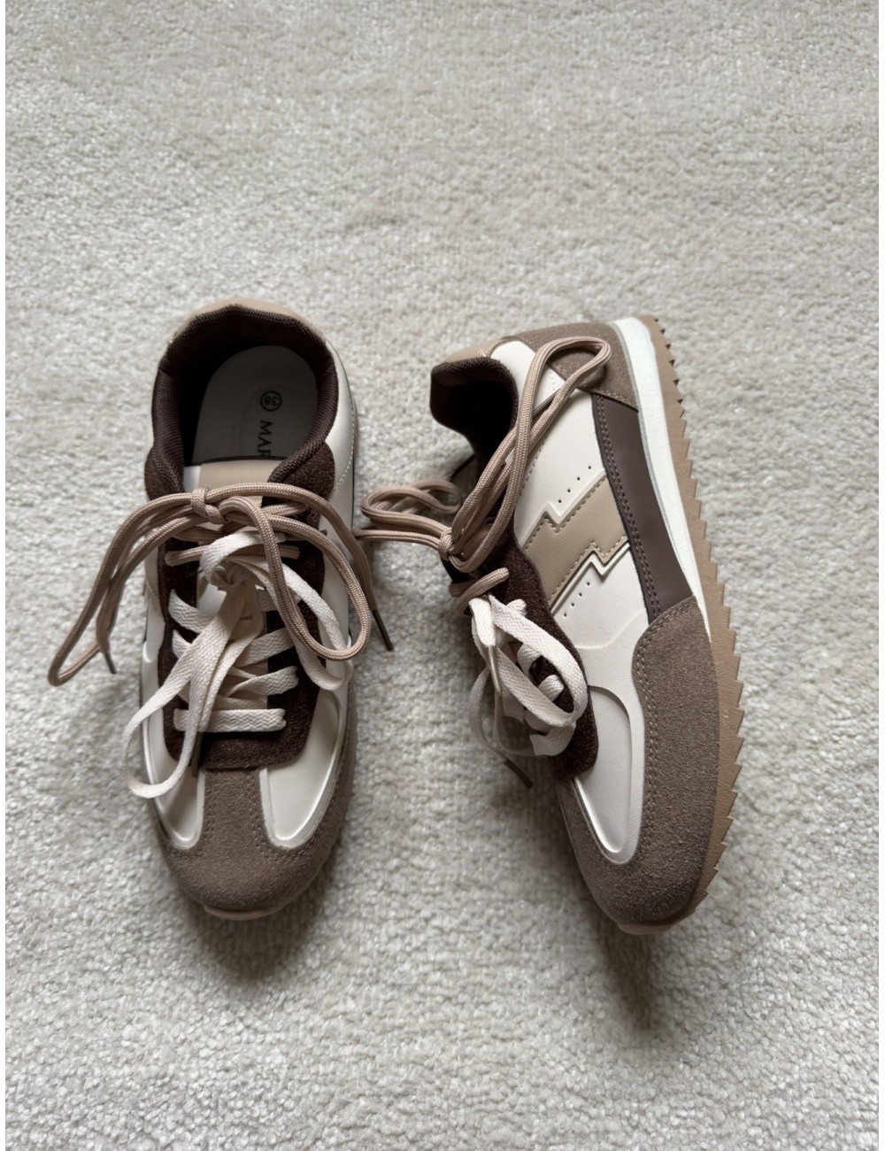 Baskets marrons et blanches double lacets