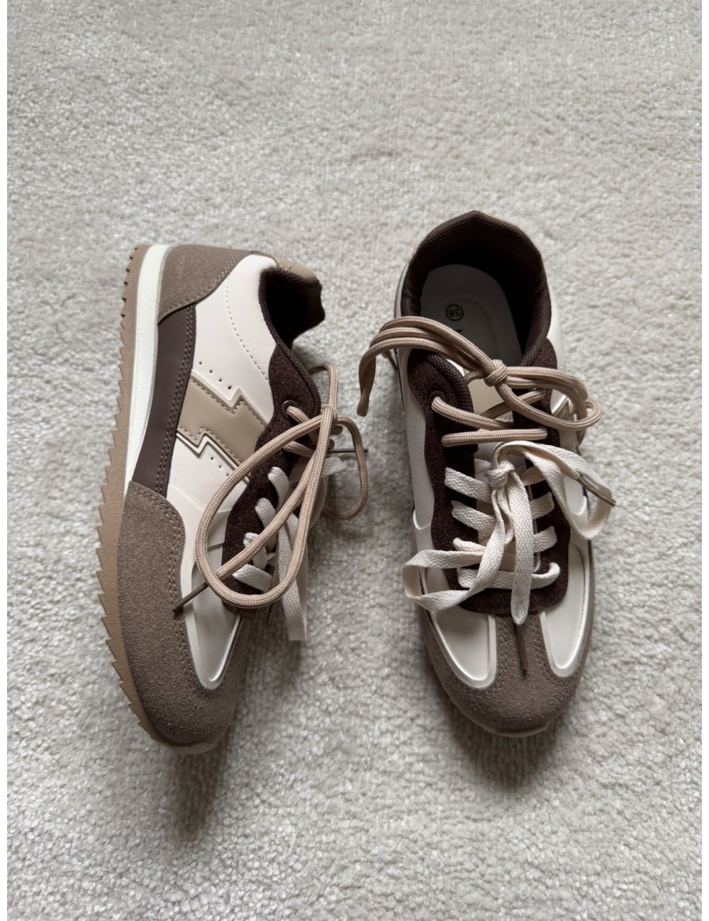 Baskets marrons et blanches double lacets