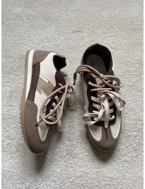 Baskets marrons et blanches double lacets