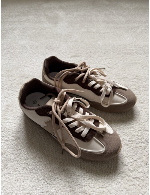 Baskets marrons et blanches double lacets