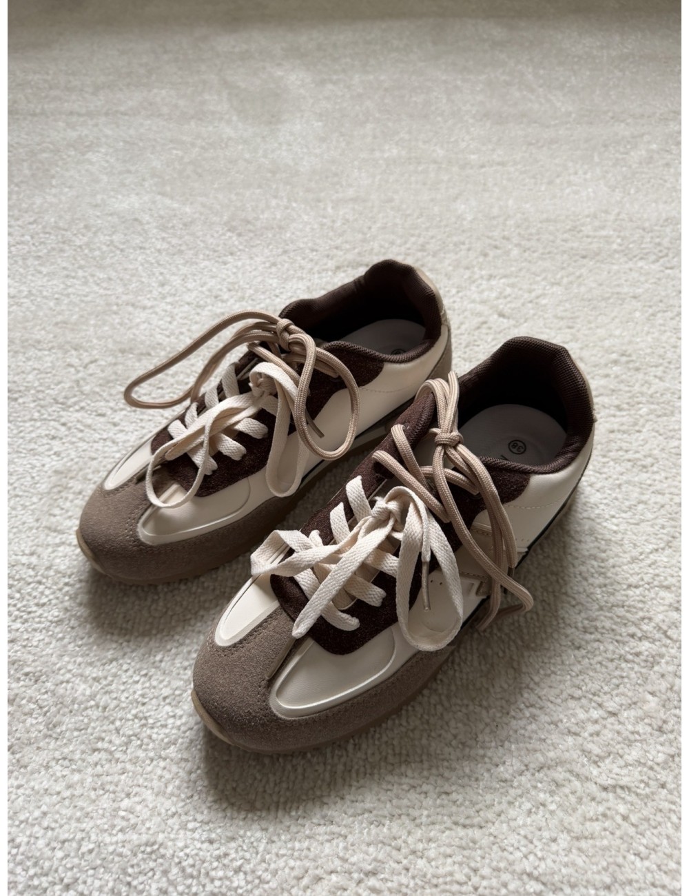 Baskets marrons et blanches double lacets