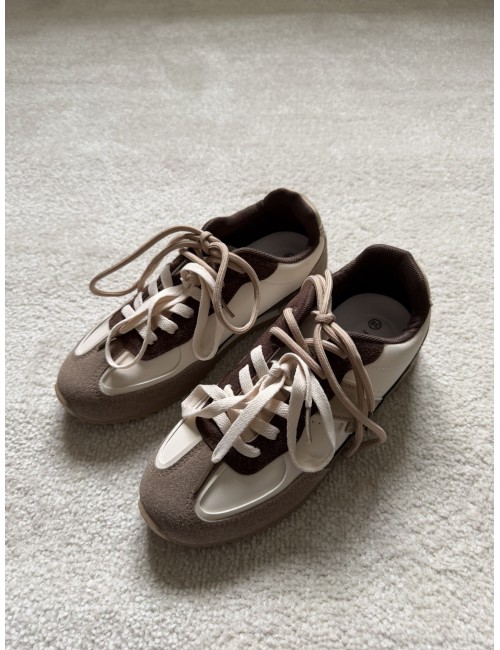 Baskets marrons et blanches double lacets