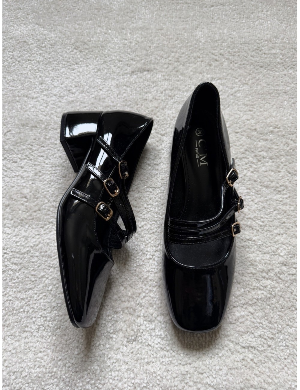 Babies noires vernies avec brides