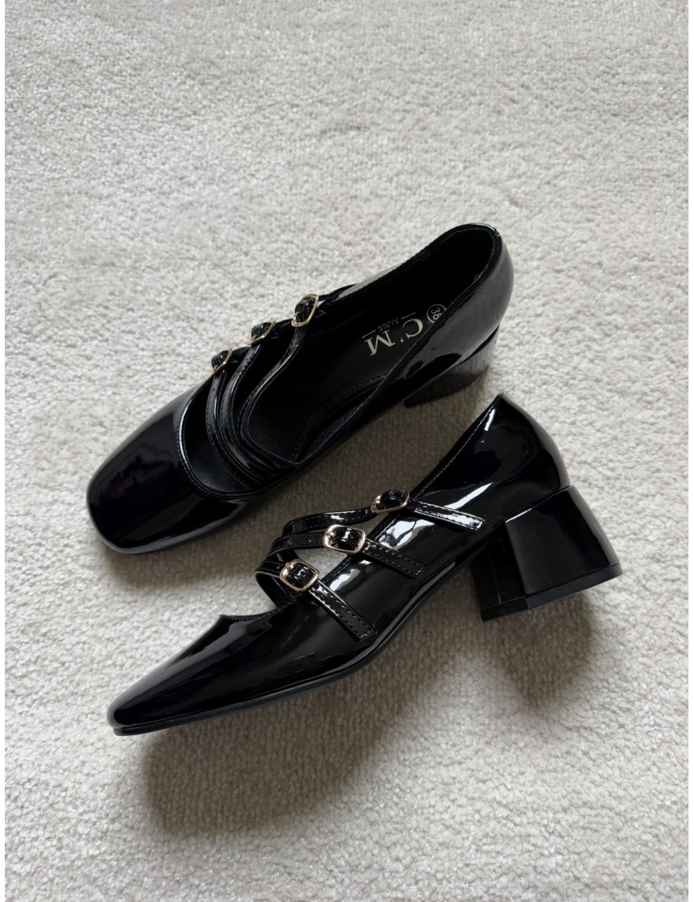 Babies noires vernies avec brides