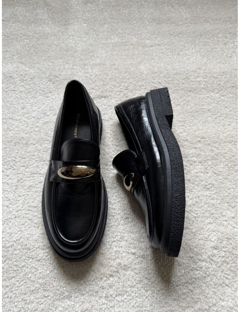 Mocassins noirs vernis bouclé dorée