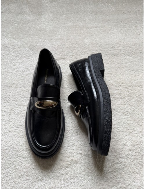 Mocassins noirs vernis bouclé dorée