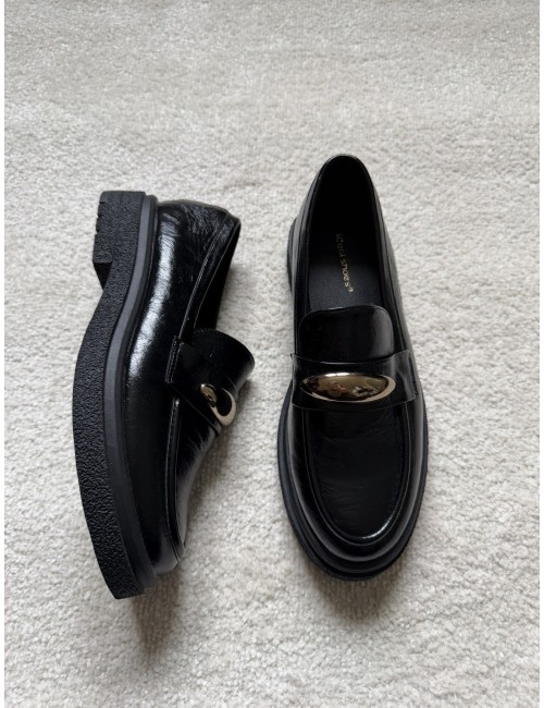 Mocassins noirs vernis bouclé dorée