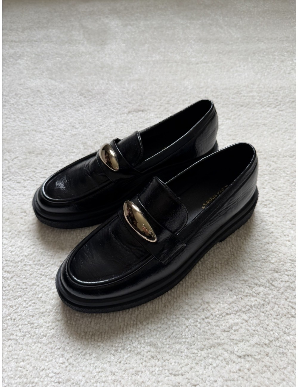 Mocassins noirs vernis bouclé dorée