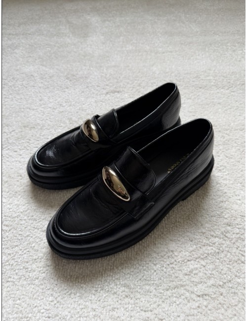 Mocassins noirs vernis bouclé dorée