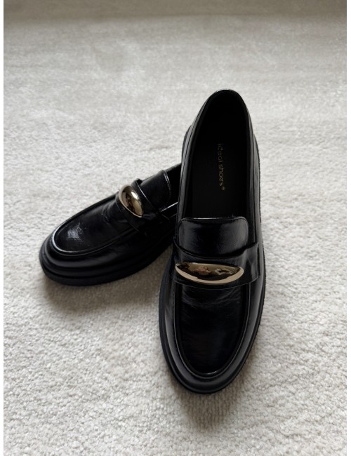 Mocassins noirs vernis bouclé dorée