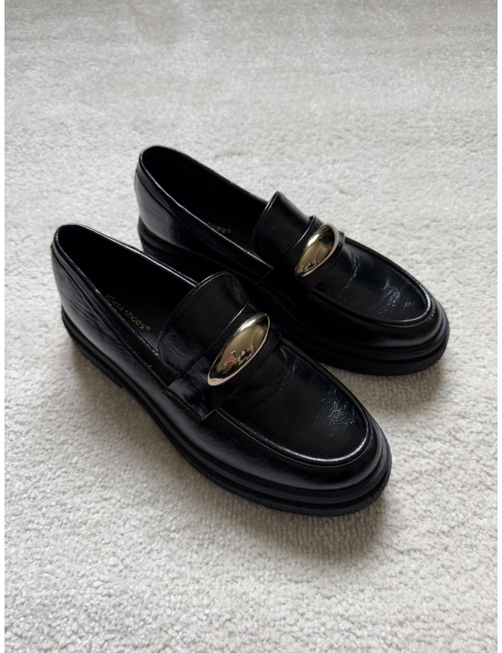 Mocassins noirs vernis bouclé dorée