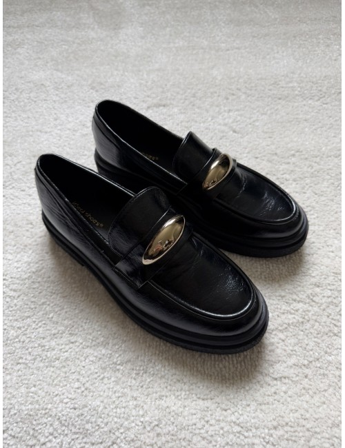 Mocassins noirs vernis bouclé dorée