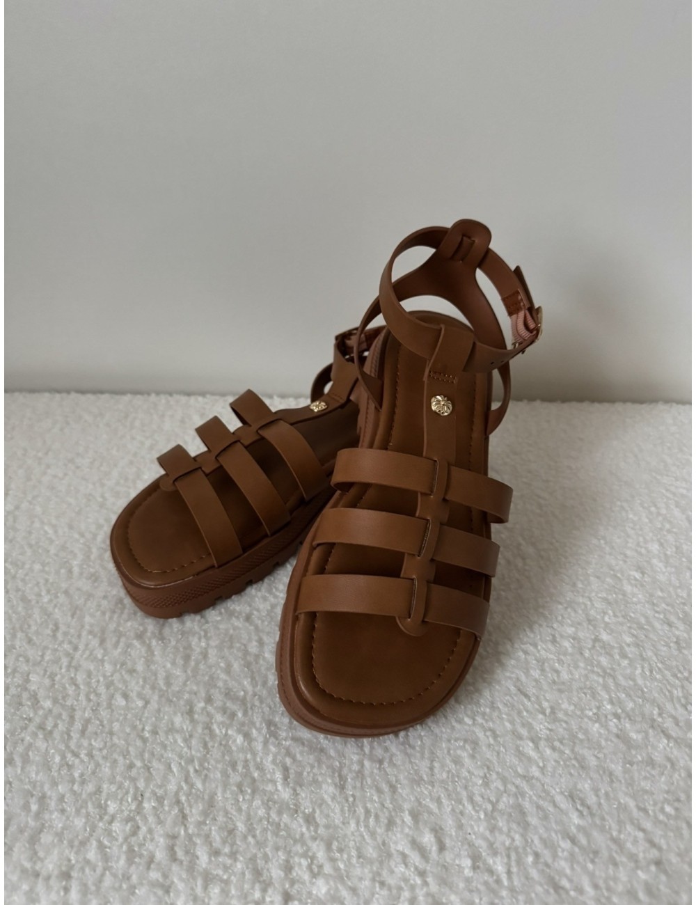 Sandales marrons avec détail doré