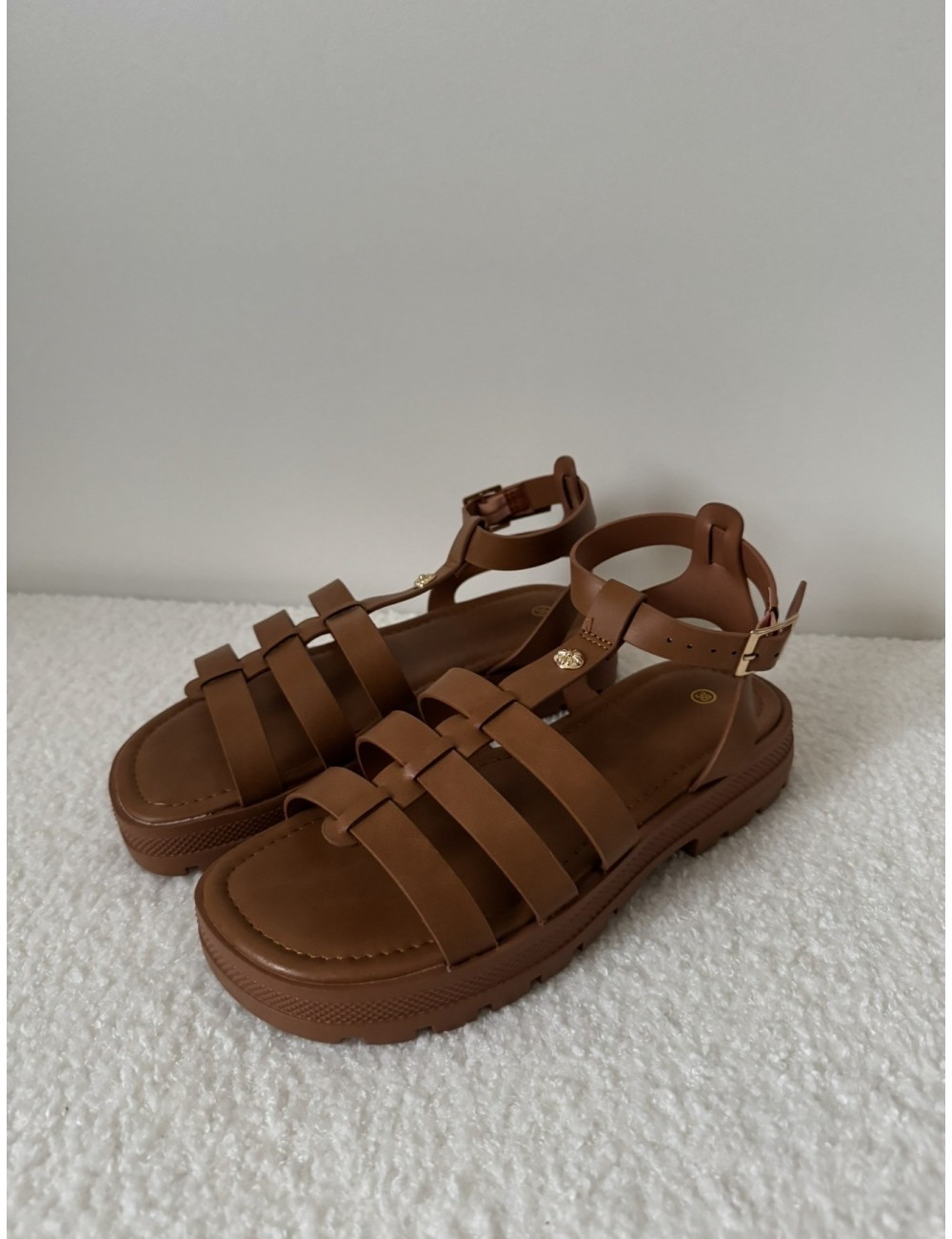 Sandales marrons avec détail doré