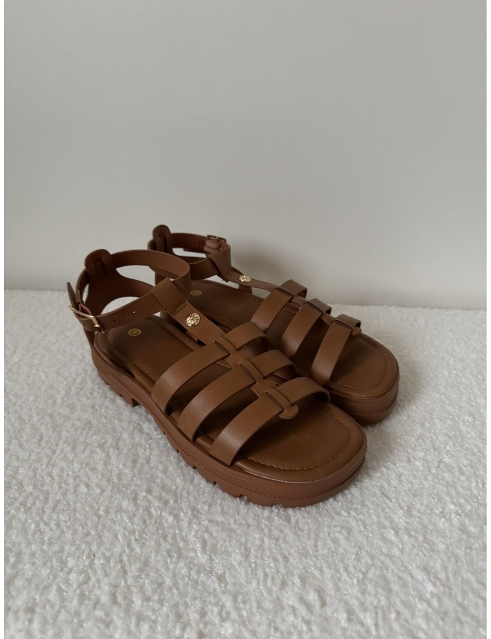 Sandales marrons avec détail doré