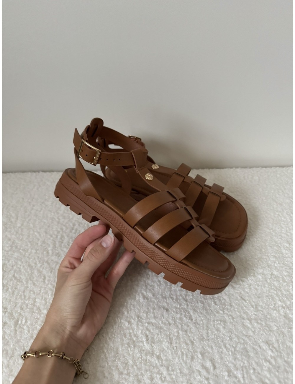 Sandales marrons avec détail doré