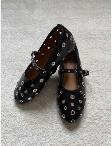 Ballerines noires à oeillets