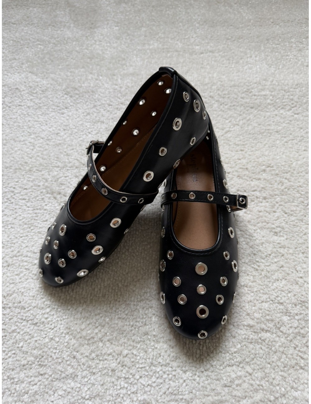 Ballerines noires à oeillets