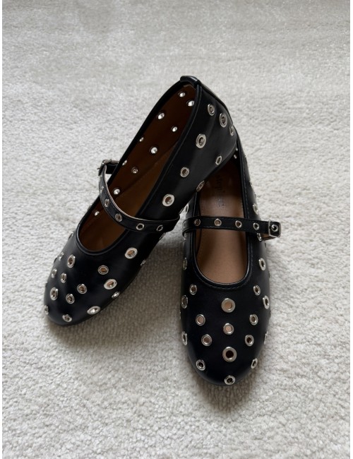 Ballerines noires à oeillets