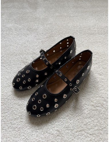 Ballerines noires à oeillets