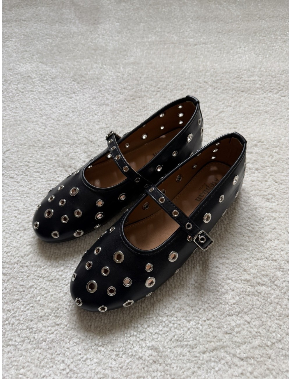 Ballerines noires à oeillets