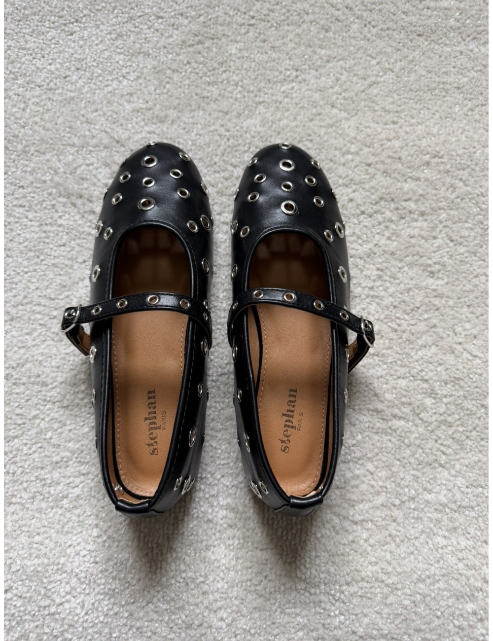 Ballerines noires à oeillets