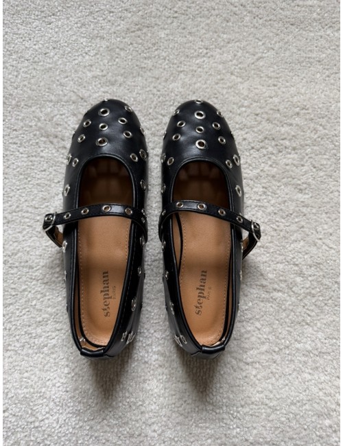 Ballerines noires à oeillets