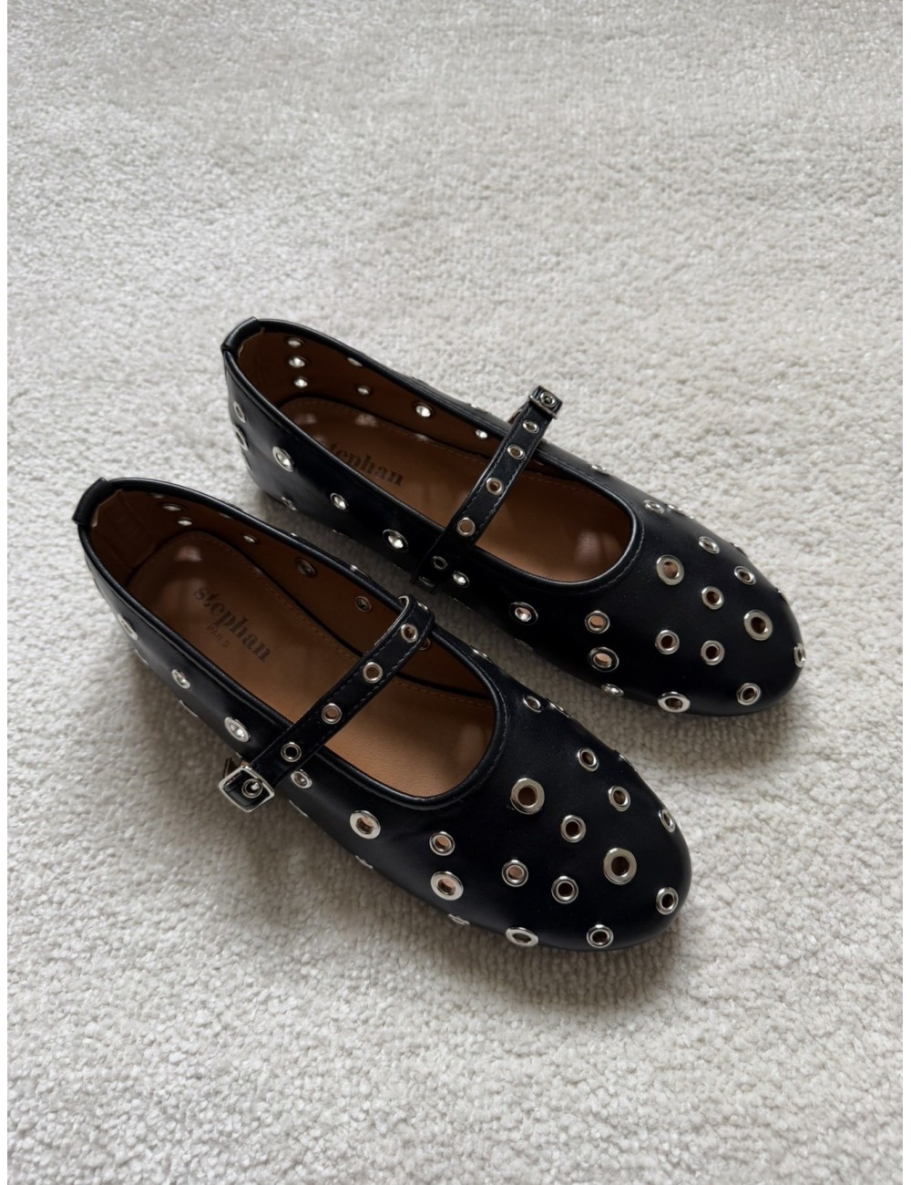 Ballerines noires à oeillets
