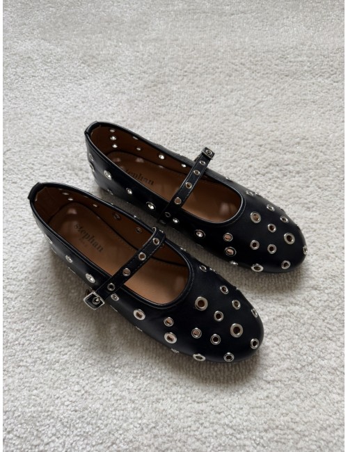 Ballerines noires à oeillets