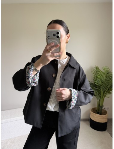 Trench court à revers fleuris