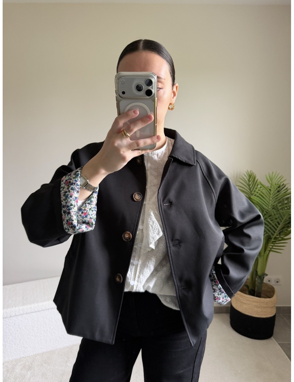 Trench court à revers fleuris