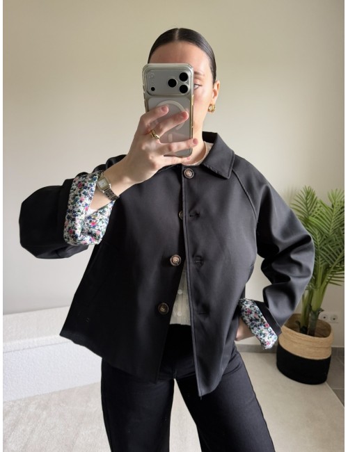 Trench court à revers fleuris