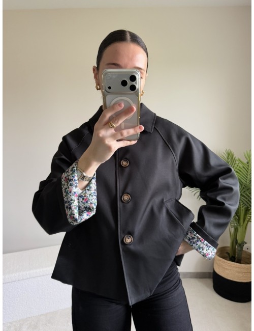 Trench court à revers fleuris