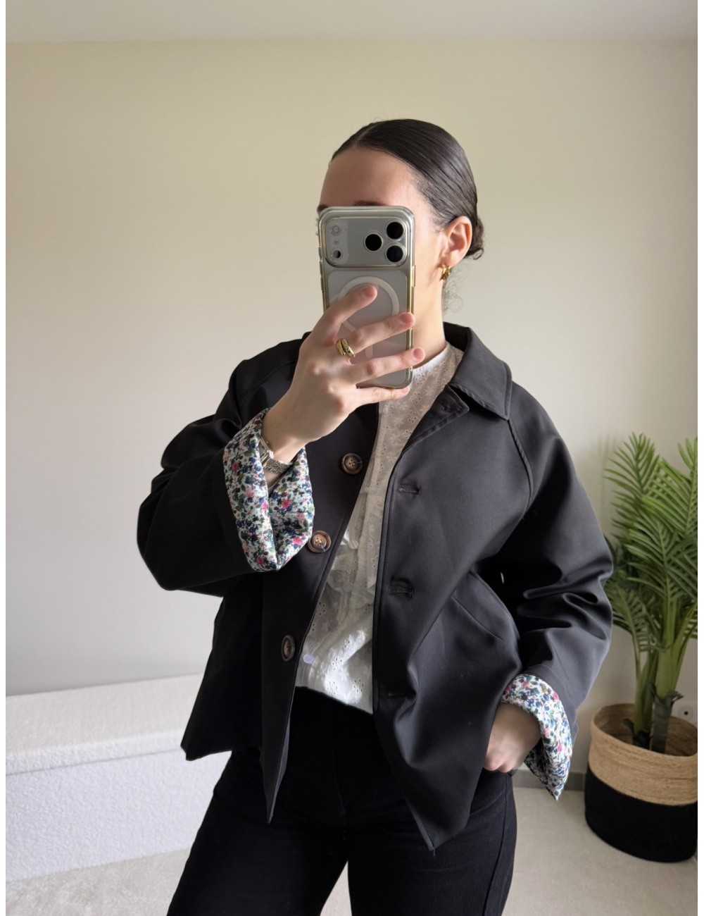 Trench court à revers fleuris