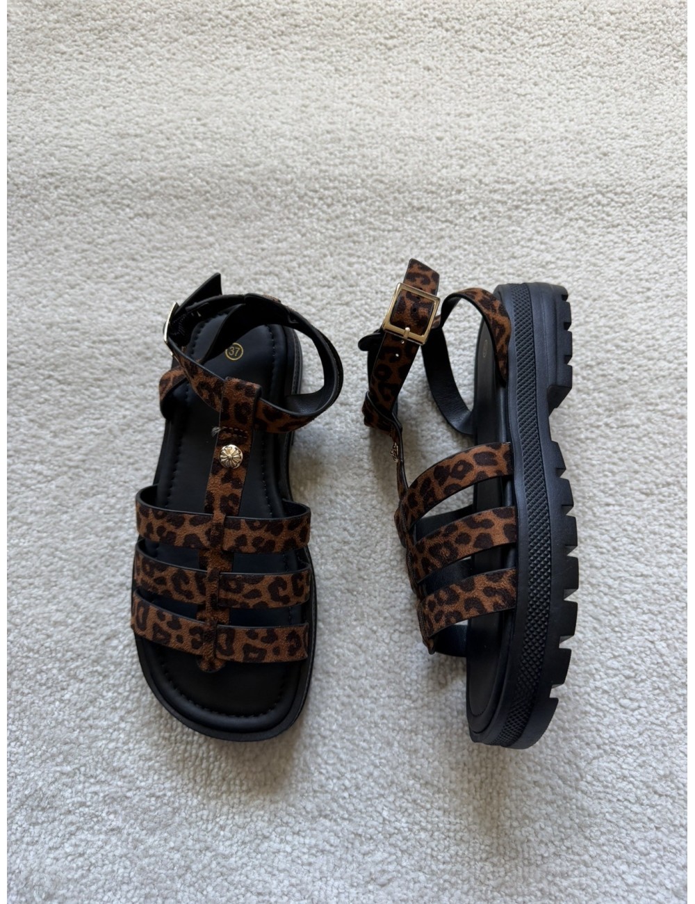 Sandales marrons avec détail doré