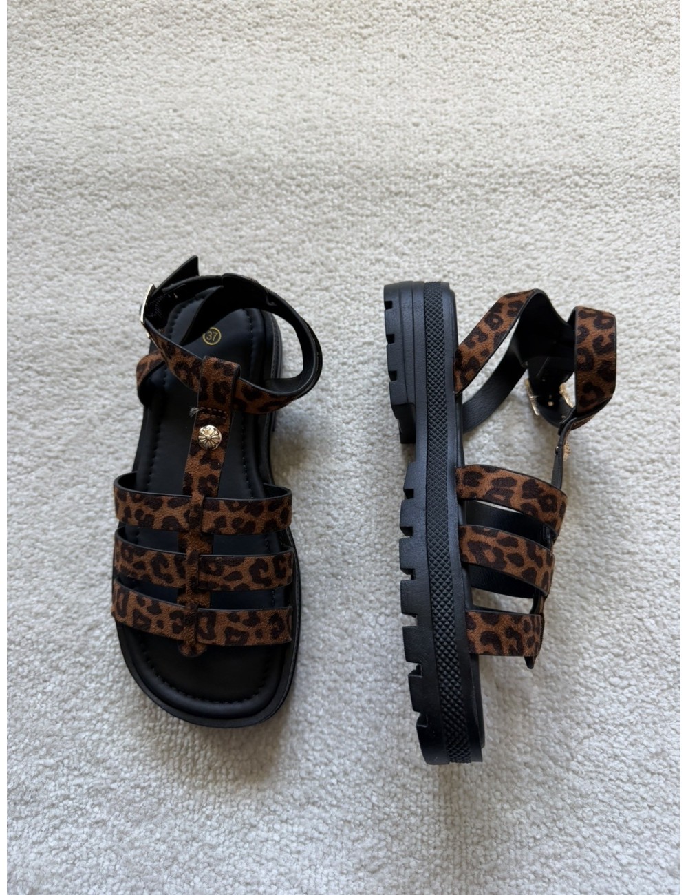 Sandales marrons avec détail doré