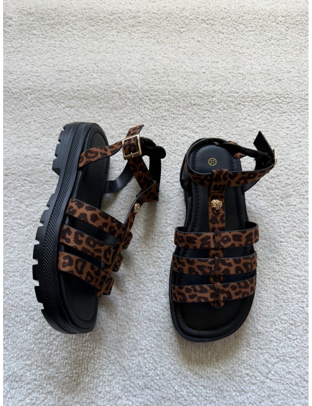 Sandales marrons avec détail doré