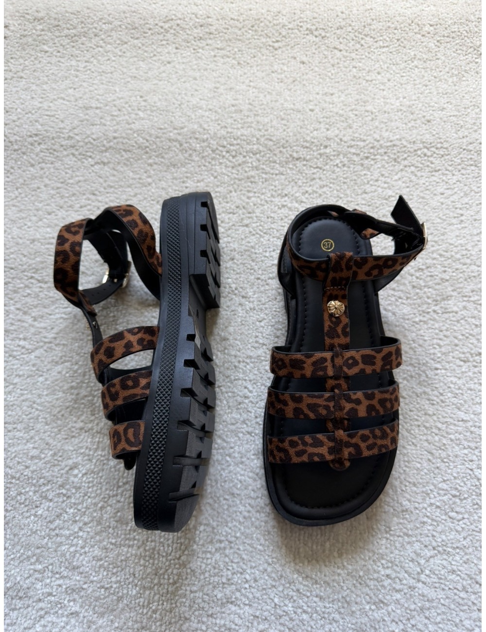 Sandales marrons avec détail doré