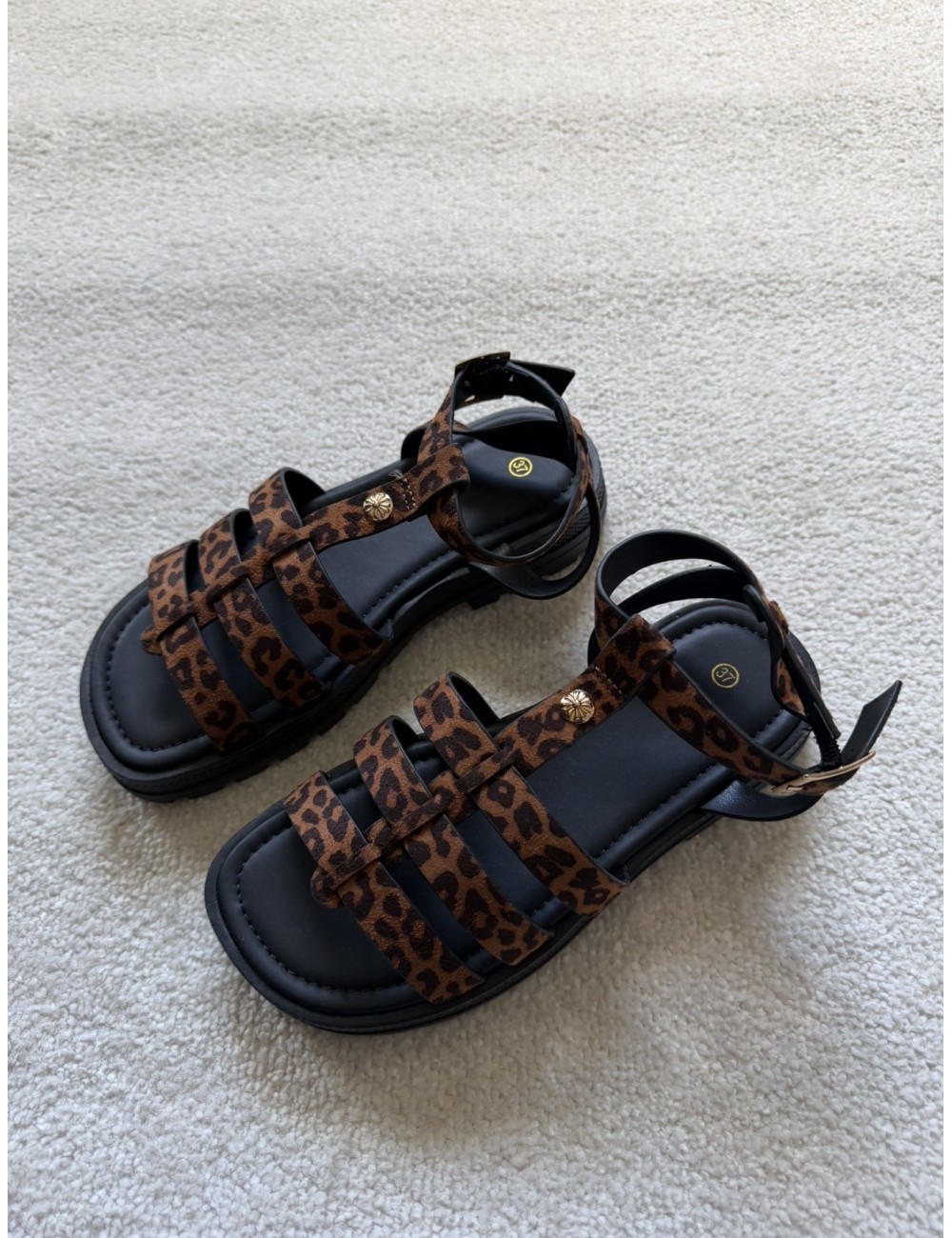 Sandales marrons avec détail doré