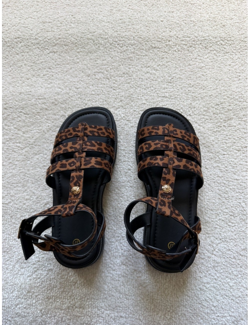 Sandales marrons avec détail doré