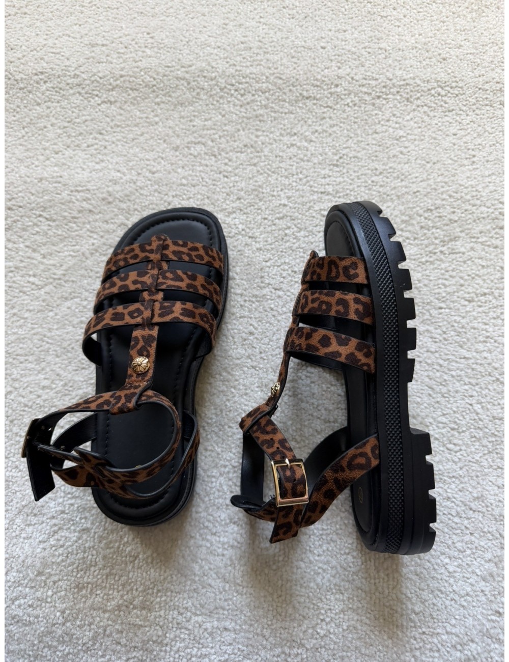 Sandales marrons avec détail doré