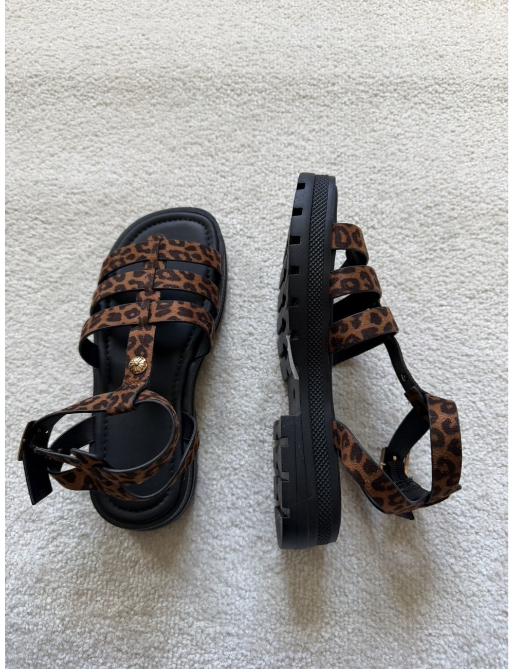 Sandales marrons avec détail doré