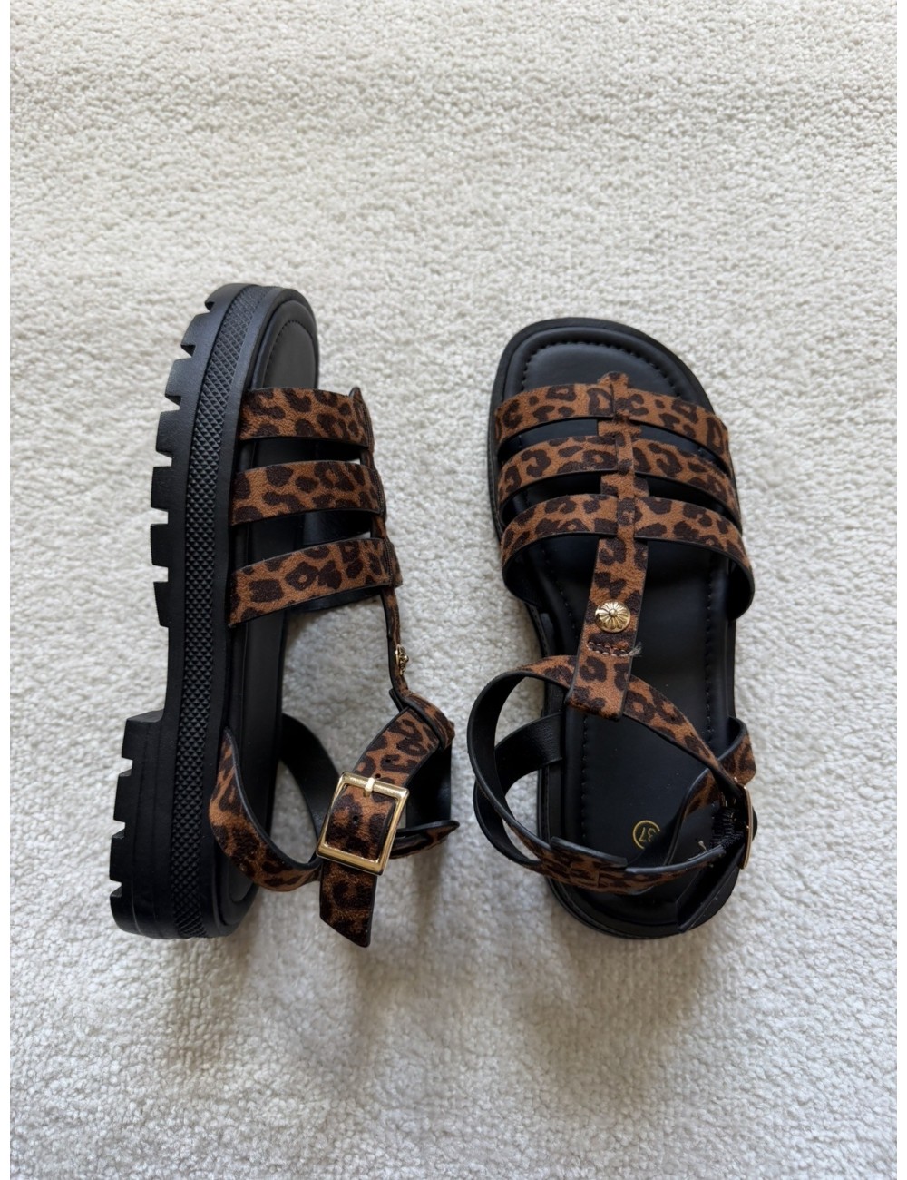 Sandales marrons avec détail doré