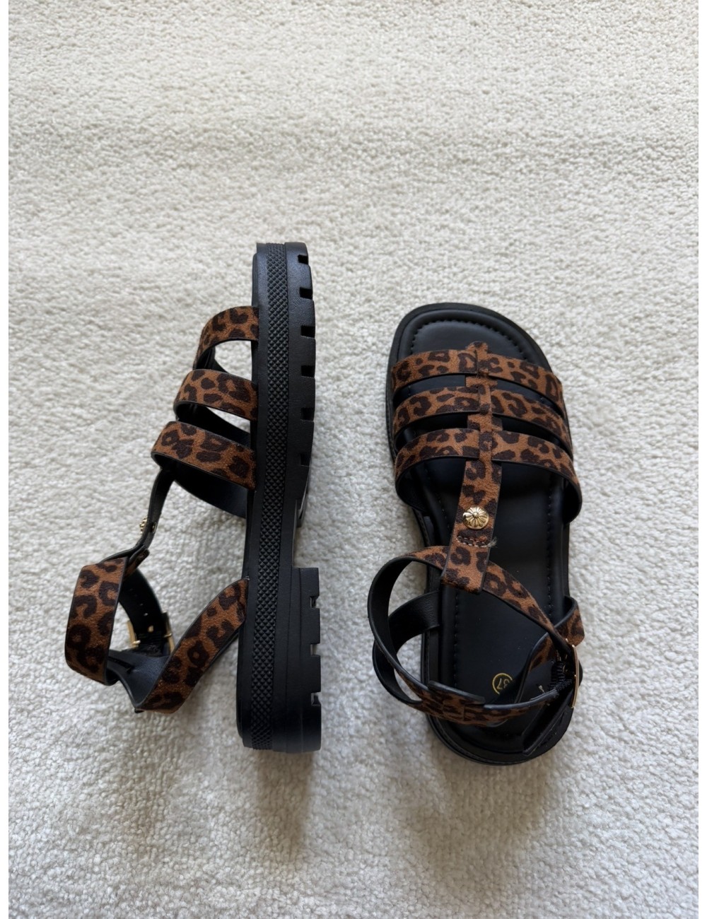 Sandales marrons avec détail doré